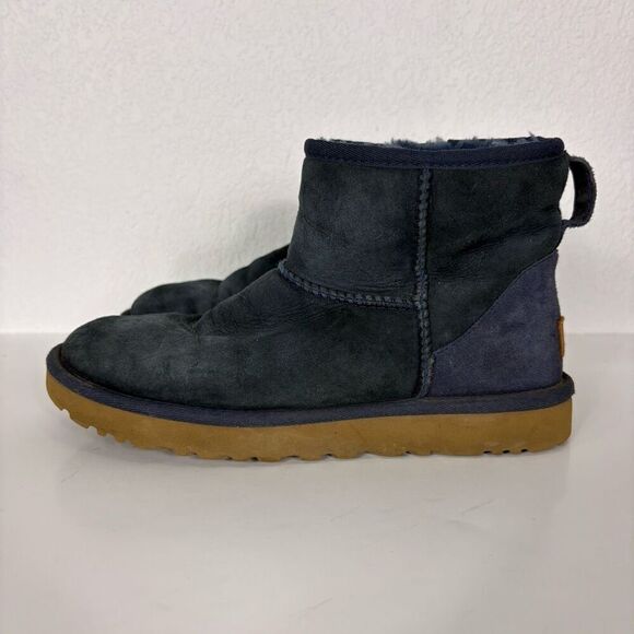UGG Navy Blue Classic Mini Fur Lined Winter Boots with Tan Bottoms Size 8 - Picture 1 of 10